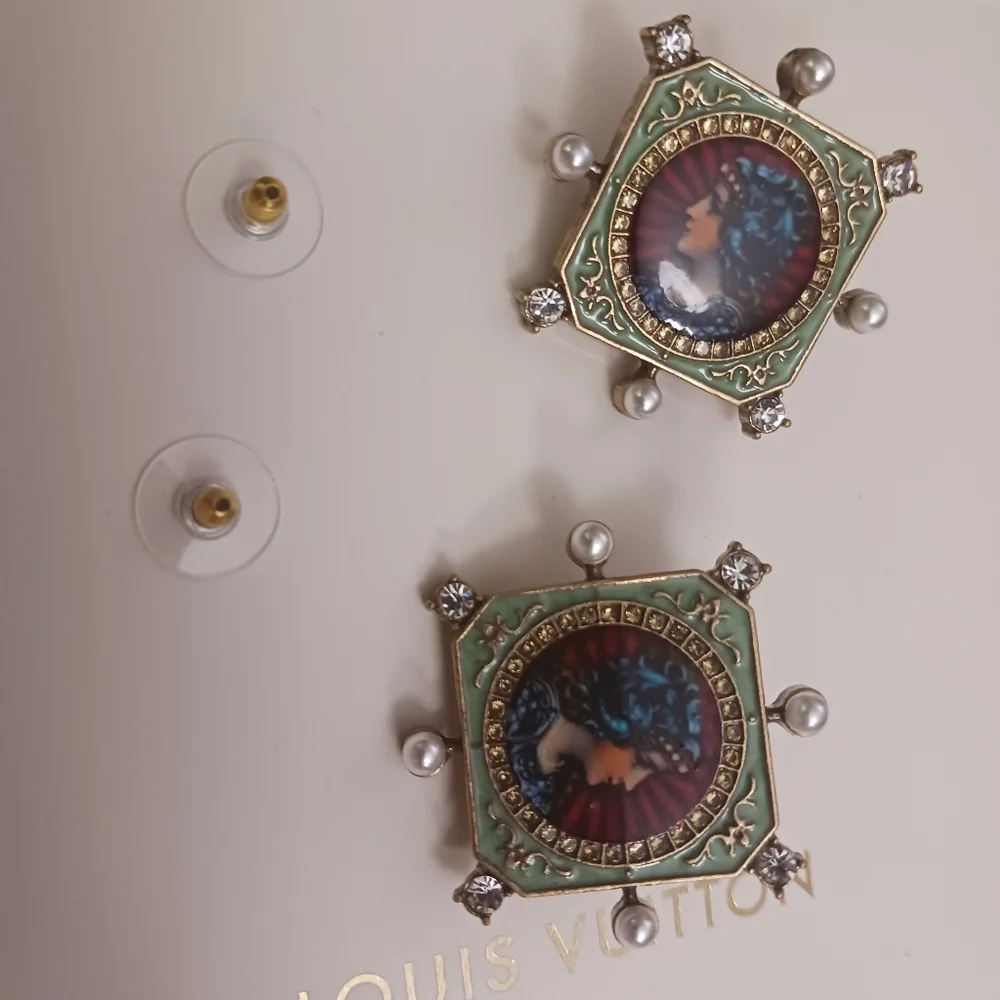 Kenneth JAY LANE Vintage-Inspired Gold and Green Earrings - Picture 6 of 9